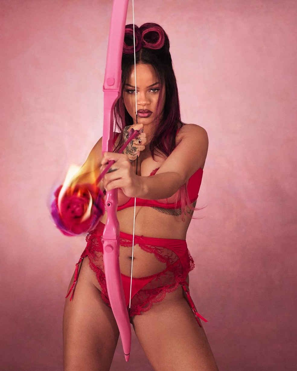 Rihanna posa de fio dental e transparências para sua marca de lingerie — Foto: Reprodução/Instagram