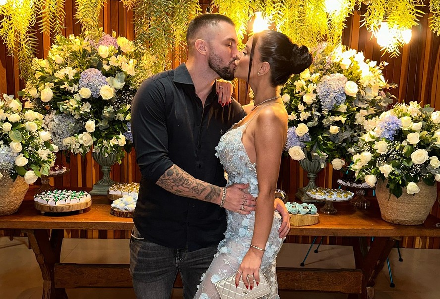 Arthur Picoli posa com 'mão boba' em Ivy Moraes e sugere plano de casamento