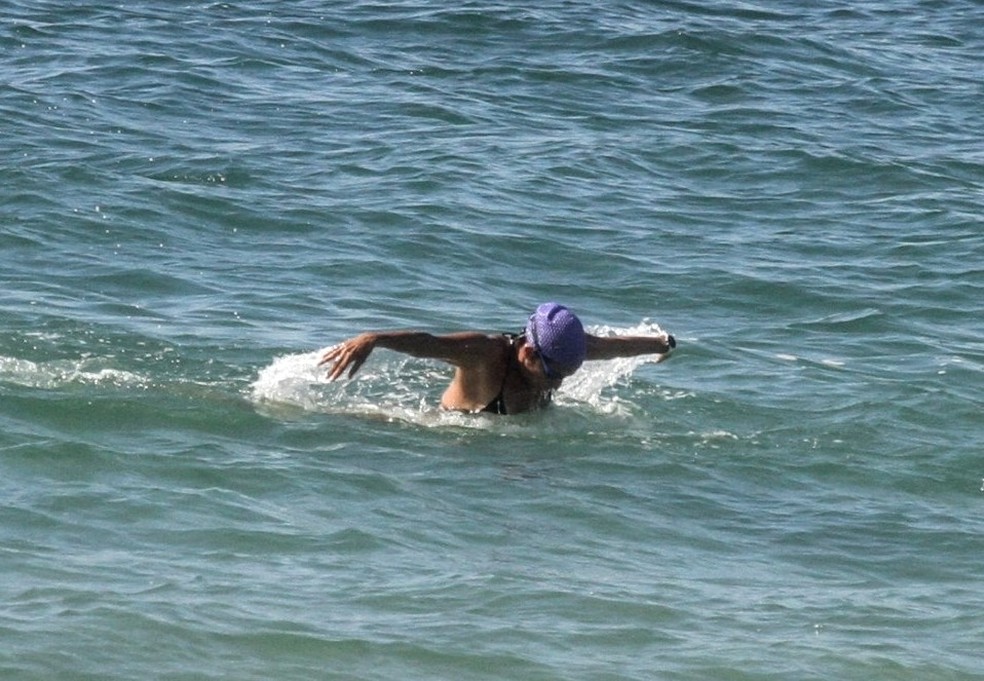 Andrea Beltrão faz aulas de natação no mar do Rio de Janeiro — Foto: Dan Delmiro/AgNews