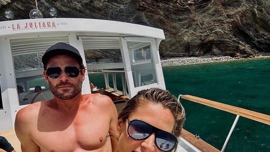 Chris Hemsworth aparece sem camisa em álbum de viagem à Espanha com a família