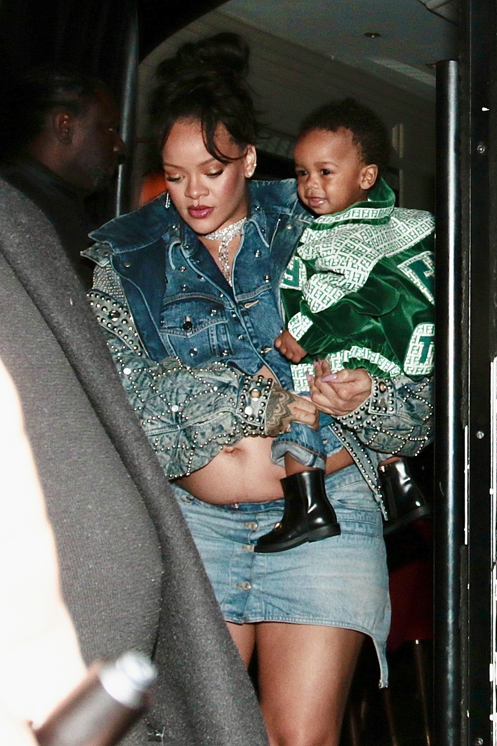 Rihanna está com o filho em Paris — Foto: The Grosby Group