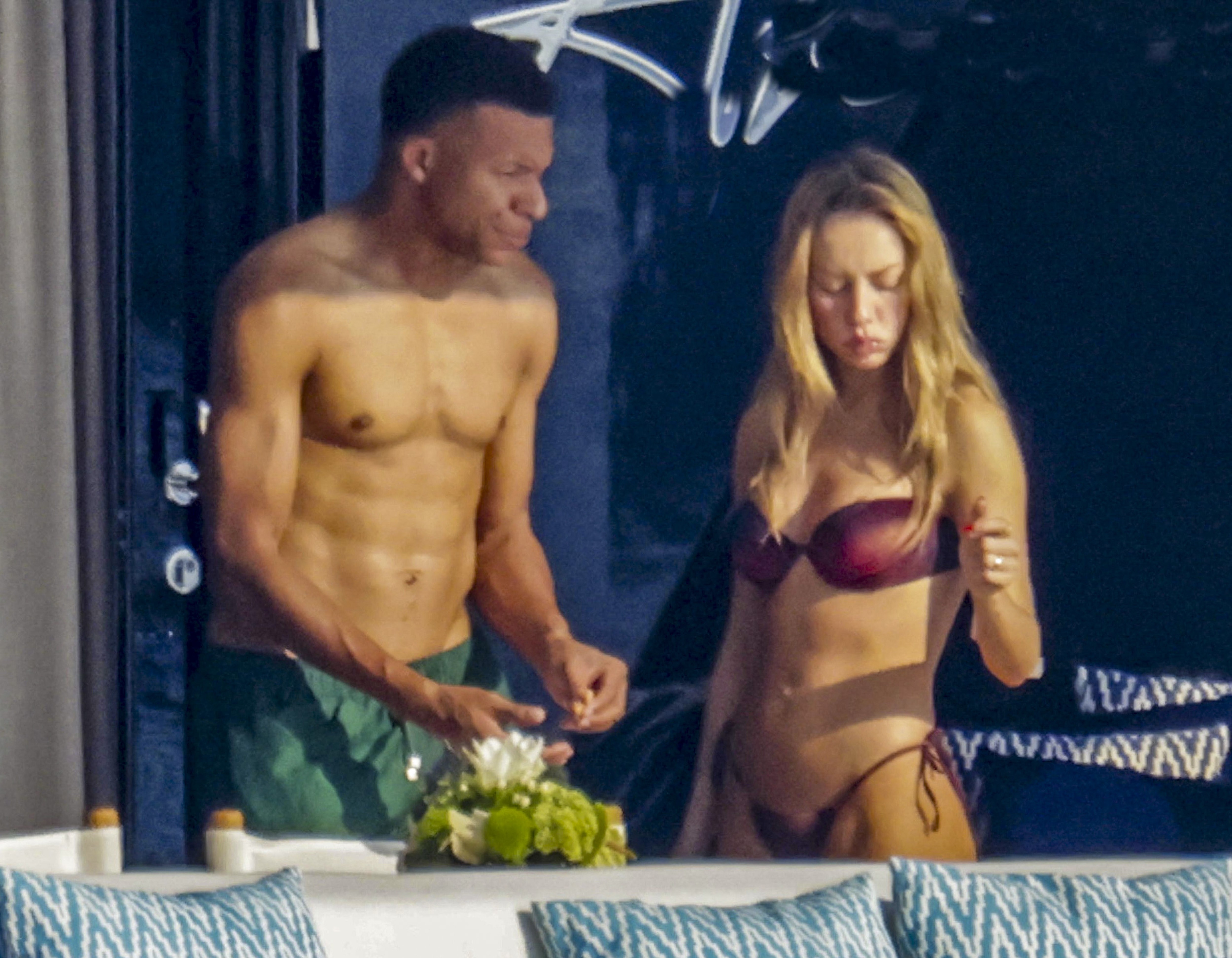 Mbappé e Ester Expósito mostram corpos sarados em iate na Sardenha