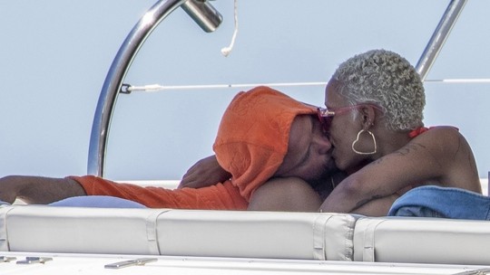 Doja Cat e J.Cyrus são vistos aos beijos e em clima romântico em iate 