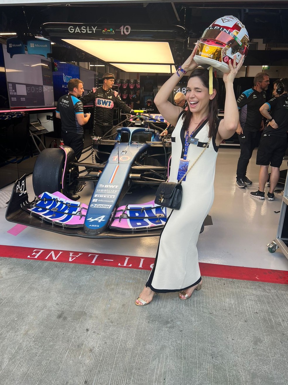 Sabrina Petraglia chega a Singapura para GP de Automobilismo — Foto: Divulgação