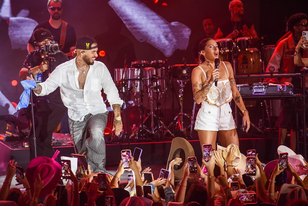 Ana Castela sobe ao palco e canta com Zé Felipe após término — Foto: Will Dias / Brazil News