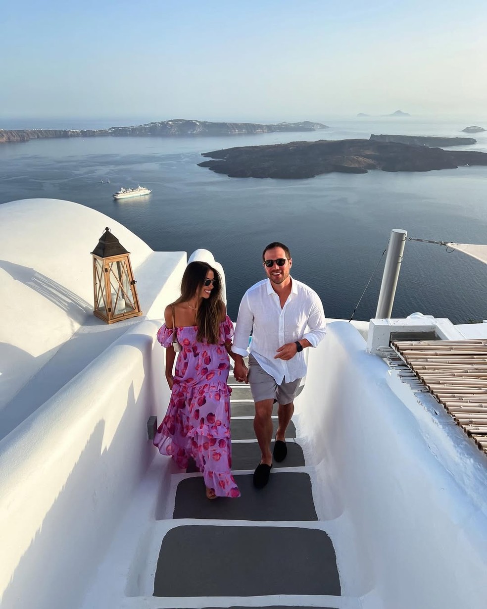 Antonio Saboia e a esposa, a psicóloga Maria Luiza Gastão, em Santorini, na Grécia — Foto: Reprodução/Instagram