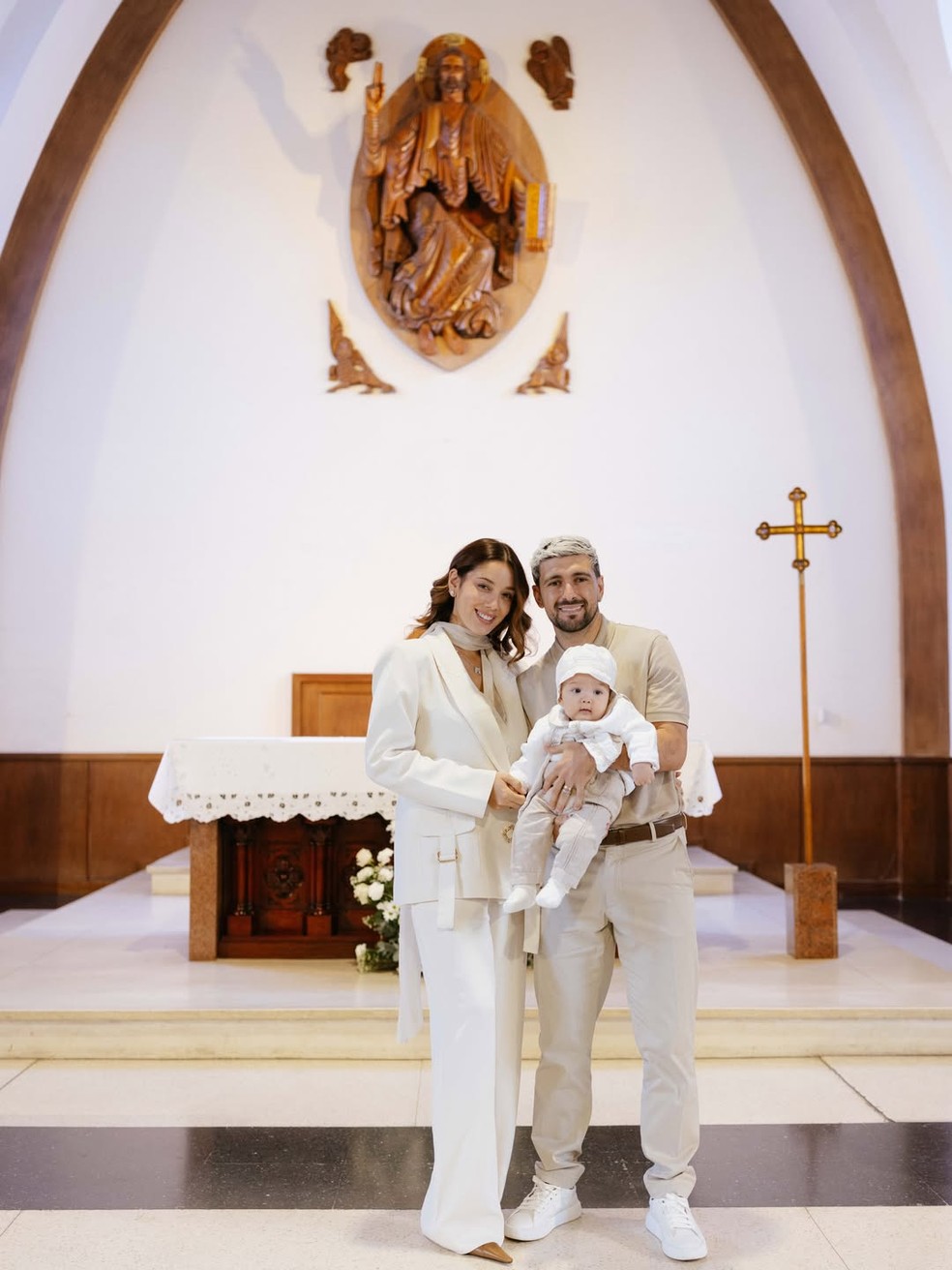 Arrascaeta e Camila Bastiani no batizado do filho Milano — Foto: Reprodução/Instagram