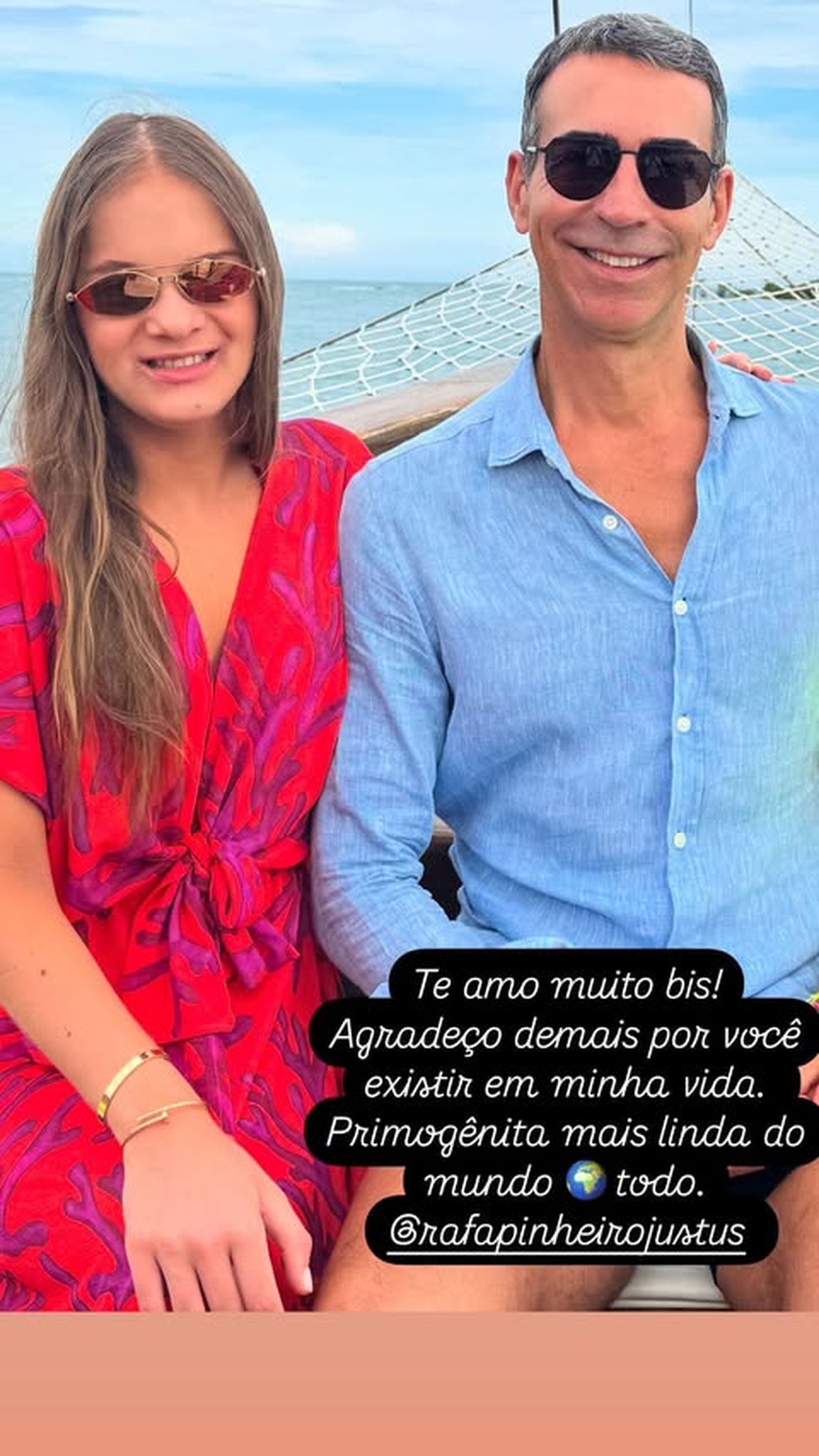 De biquíni, Ticiane mergulha em rio em viagem com Tralli, filhas e ...