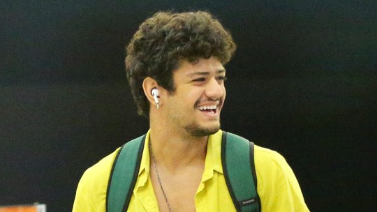 Gabriel Santana deixa camisa aberta e exibe peitoral ao desembarcar no Rio de Janeiro 