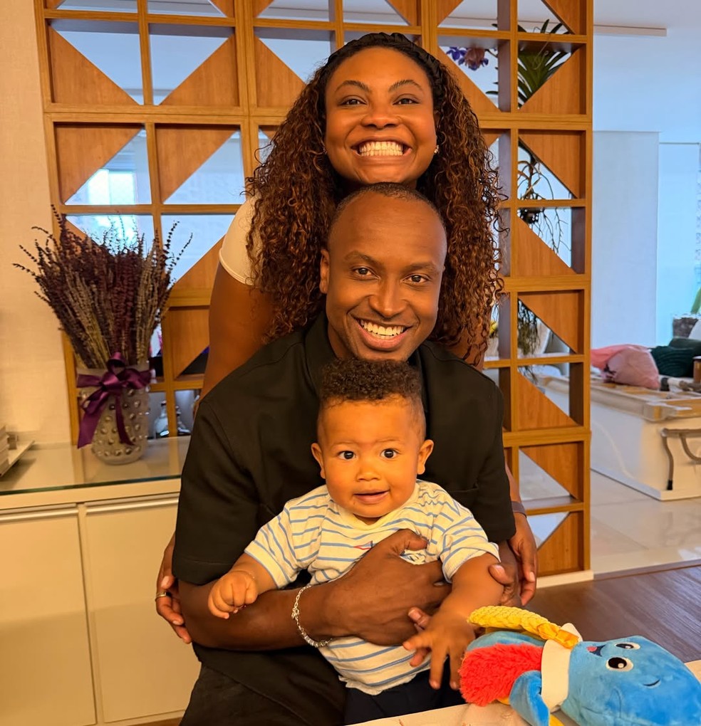 Thiaguinho com a irmã, Ellen Barbosa, e o filho, Bento — Foto: Reprodução/Instagram