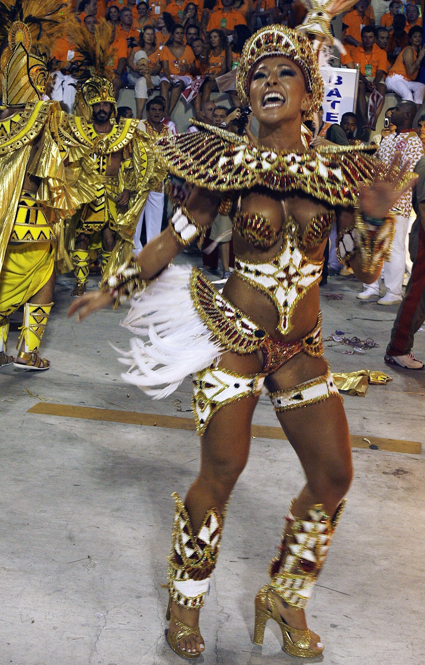 2005: Sabrina estreou no Carnaval em um carro alegórico, chamado "O Eldorado", pela Gaviões da Fiel - Getty Images