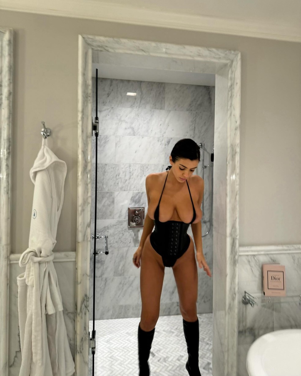 Bianca Censori volta a circular sem lingerie e com transparência ao lado de Kanye  West