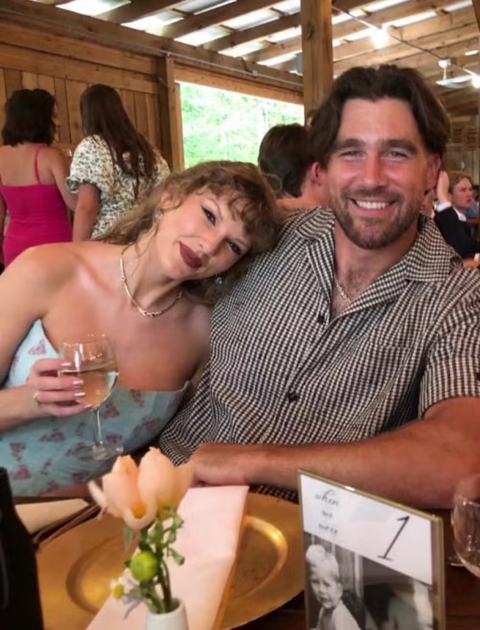 Taylor Swift e Travis Kelce em festa de casamento — Foto: Reprodução/Instagram