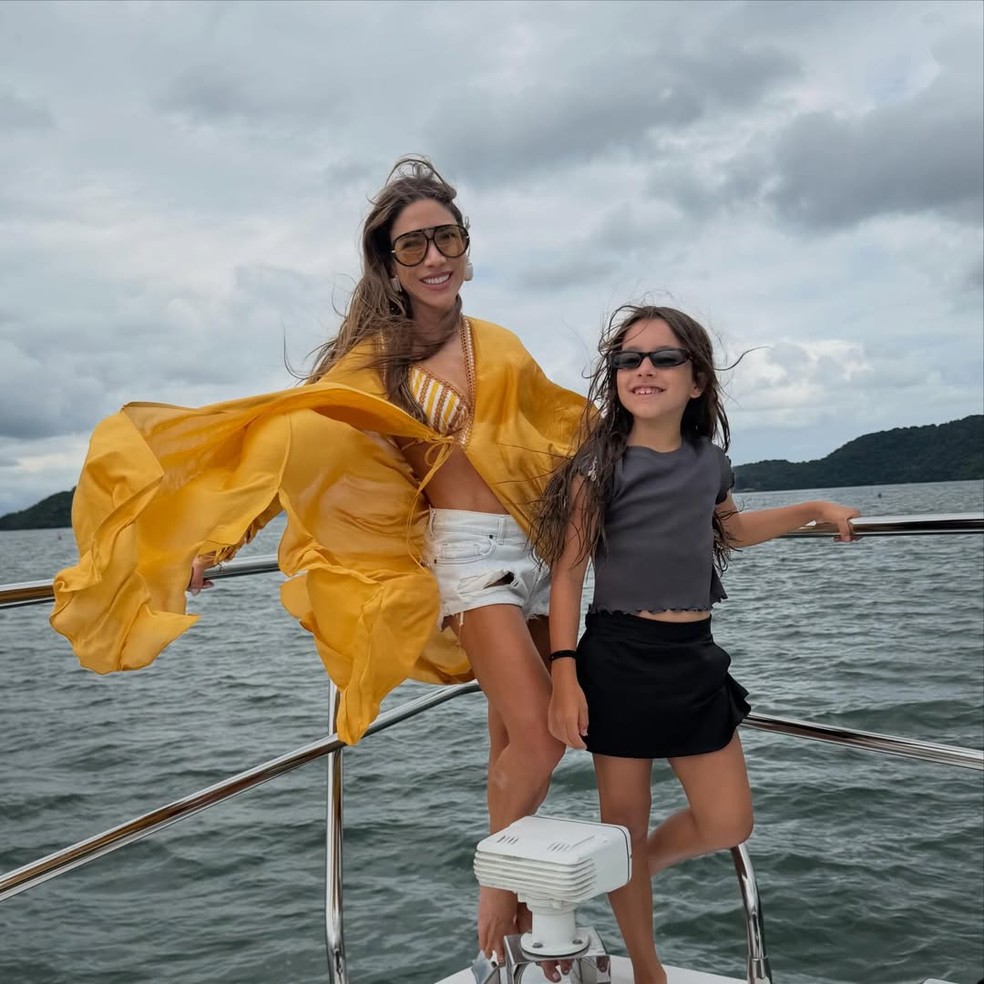 Patrícia Abravanel e a filha, Jane, em passeio de lancha — Foto: Reprodução/Instagram