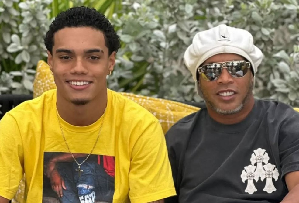 João Mendes de Assis Moreira com o pai, Ronaldinho Gaúcho — Foto: Reprodução/Instagram