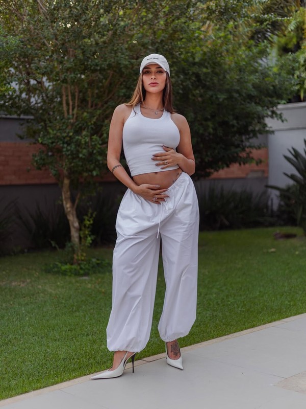 Tainá Militão exibe barriga de seis meses de gravidez