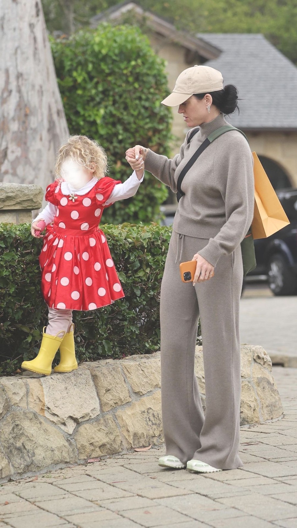 Katy Perry veste a filha de Minnie Mouse para passeio na Califórnia