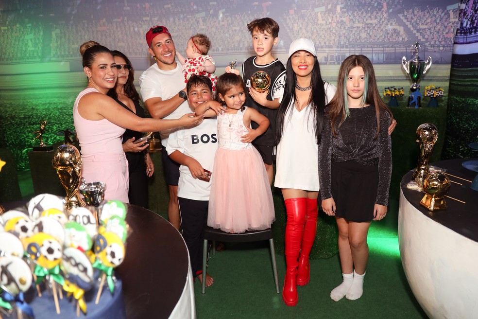 Simaria reúne os irmãos no aniversário do filho, Pawel — Foto: BrazilNews