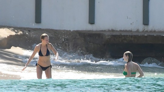 Gwyneth Paltrow e a filha, Apple, se divertem na praia, em Barbados 
