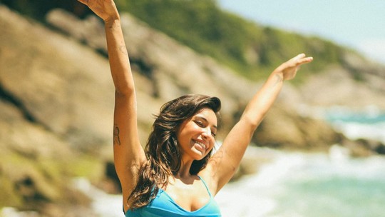Vanessa Lopes surge sorridente em novos cliques de biquíni na praia
