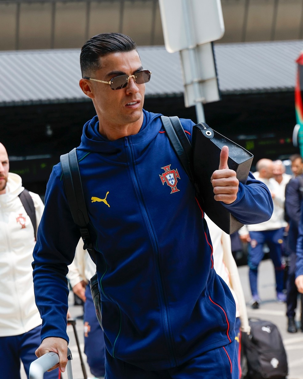 Cristiano Ronaldo exibe simpatia ao atender fãs na Alemanha; fotos