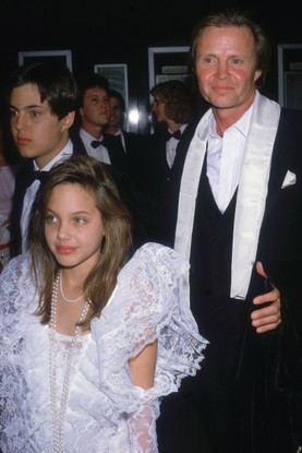 John Voight com os filhos, Angelina Jolie e James, na festa do Oscar, em 1986