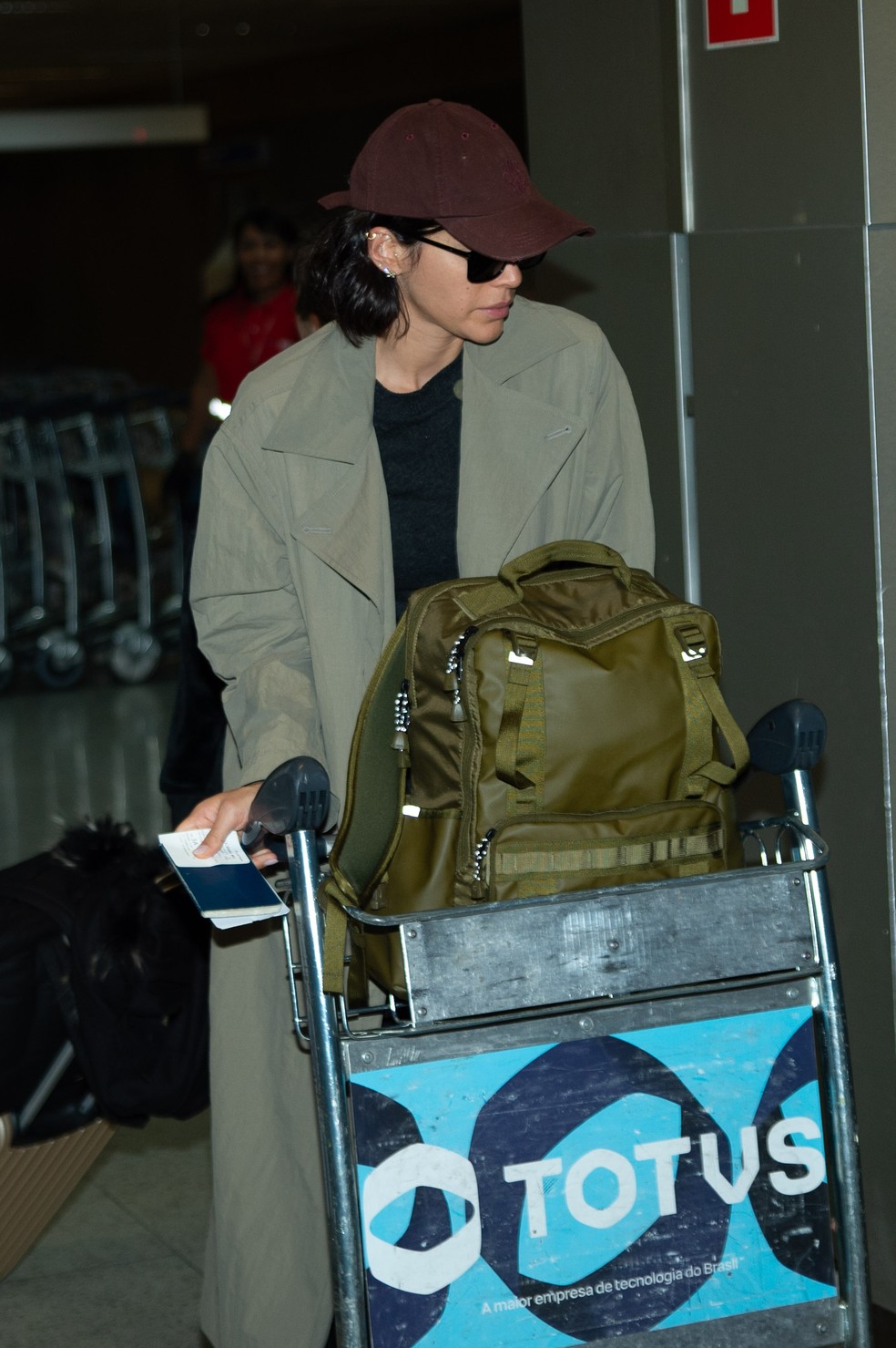 Bruna Marquezine e Shawn Mendes desembarcaram em SP — Foto: Eduardo Martins / Brazil News