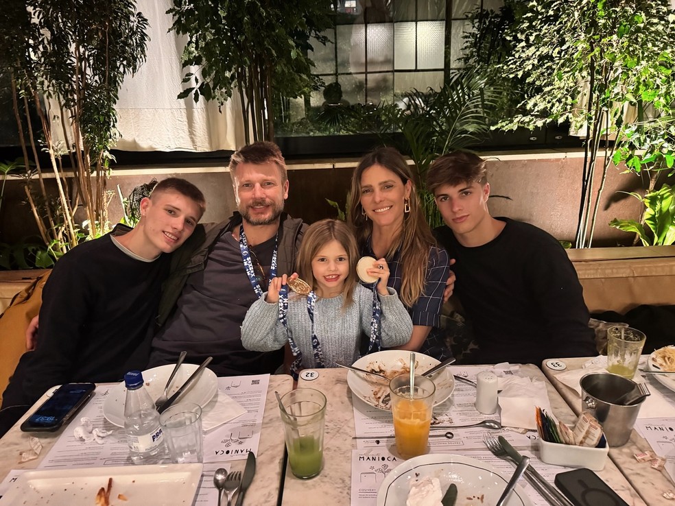 Fernanda Lima e Rodrigo Hilbert com os filhos — Foto: Reprodução/ Instagram