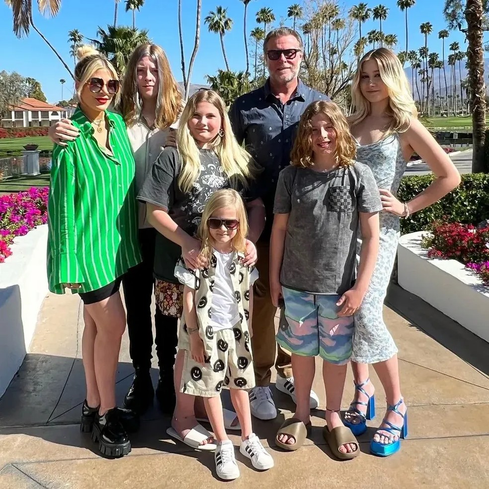 Tori Spelling com os filhos e o ex-marido — Foto: Reprodução / Instagram