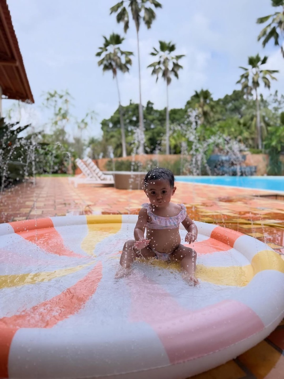 Graciele Lacerda mostra Clara, filha com Zezé Di Camargo, curtindo piscina — Foto: Reprodução/ Instagram