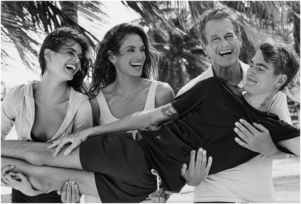 Presley Gerber (1999-2026) com a irmã, Kaia, e os pais, Cindy Crawford e Rande Gerber — Foto: Reprodução/Instagram