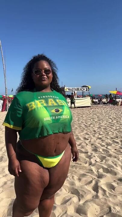 MC Carol de bíquini em praia do Rio — Foto: Reprodução/Instagram