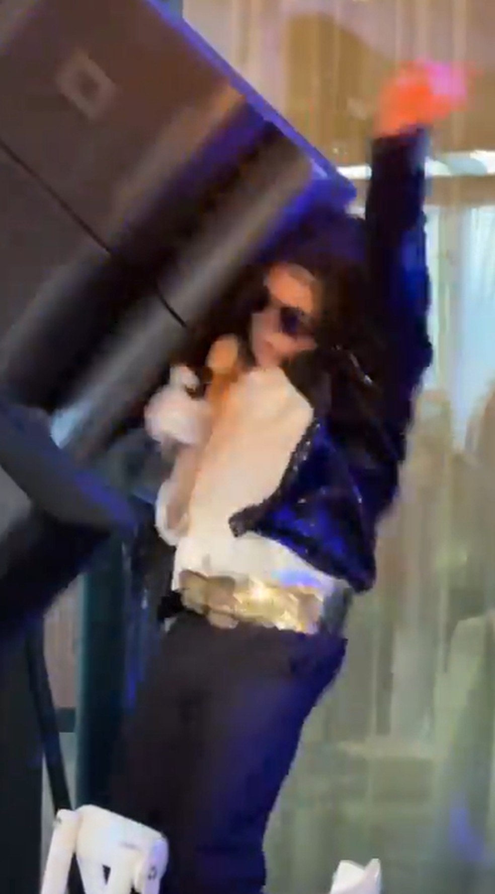 Caixa de som caiu em cima de cover de Michael Jackson em show — Foto: Reprodução/Instagram