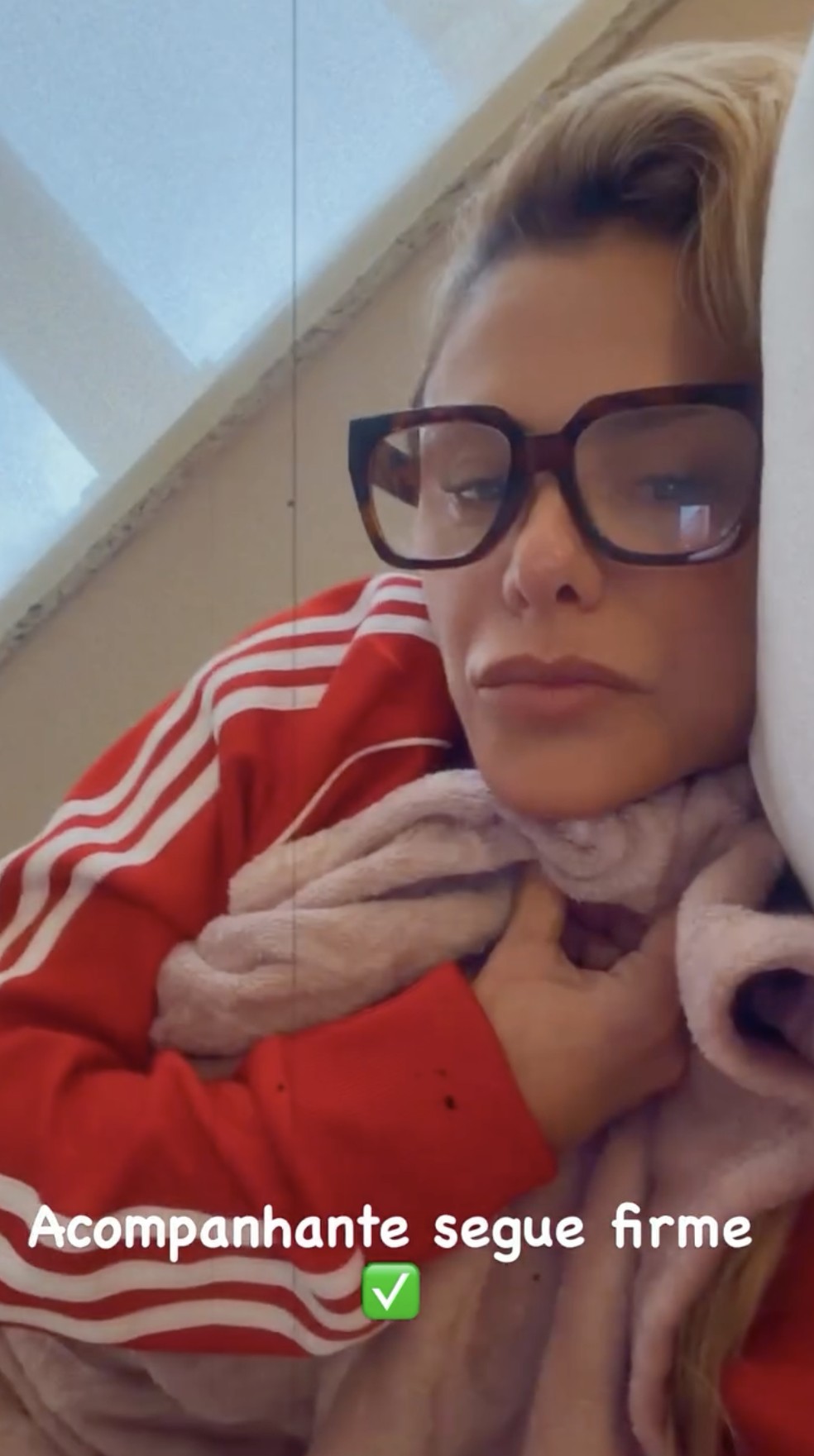 Poliana Rocha madruga ao lado de Leonardo em hospital e mostra rotina do sertanejo após internação — Foto: Reprodução/Instagram