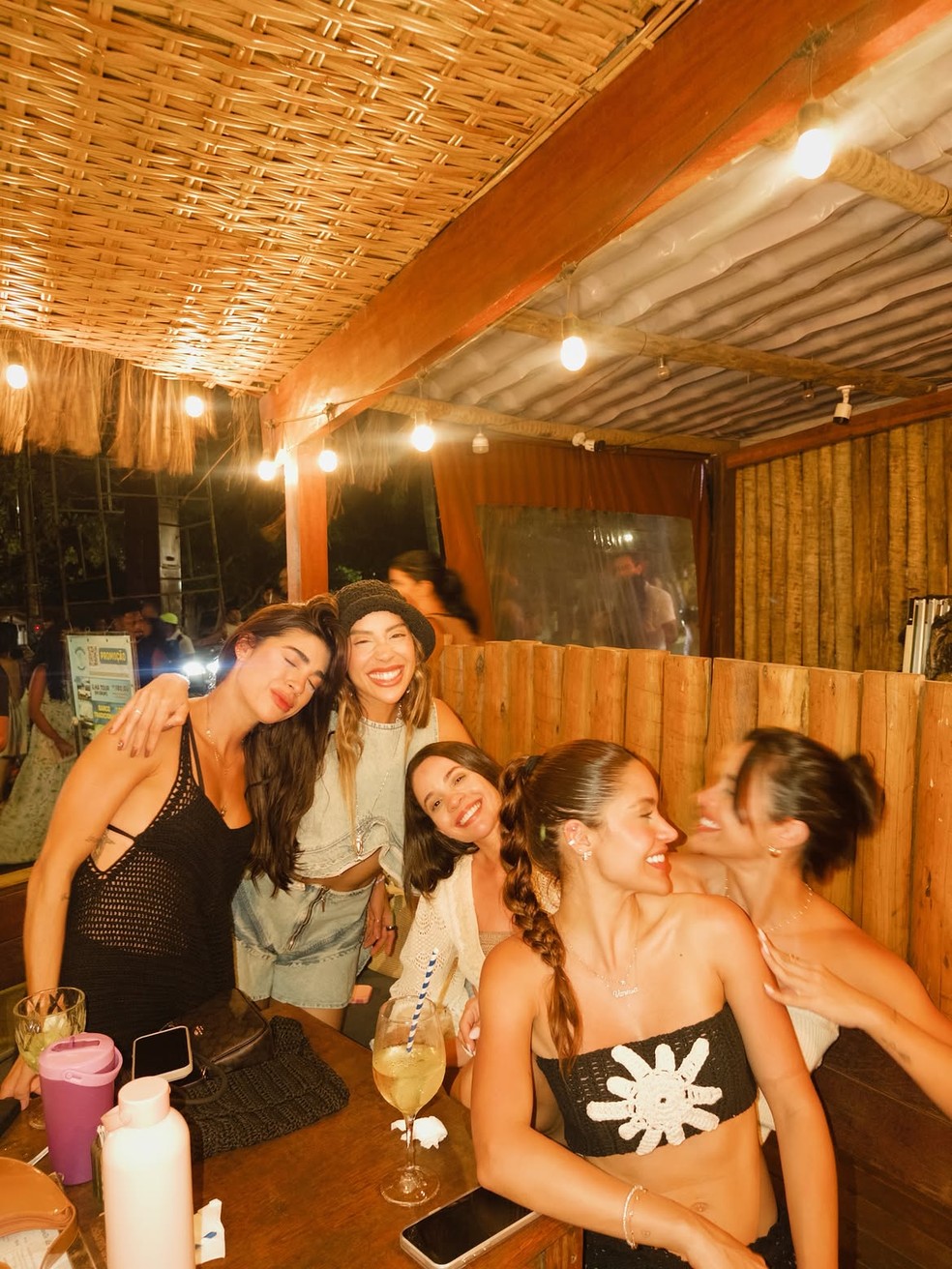 Renata Saldanha e Eva Pacheco curtem viagem a Noronha com grupo de amigas — Foto: Reprodução/Instagram