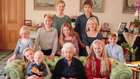 Foto da rainha Elizabeth II com netos e bisnetos também foi manipulada, diz jornal britânico