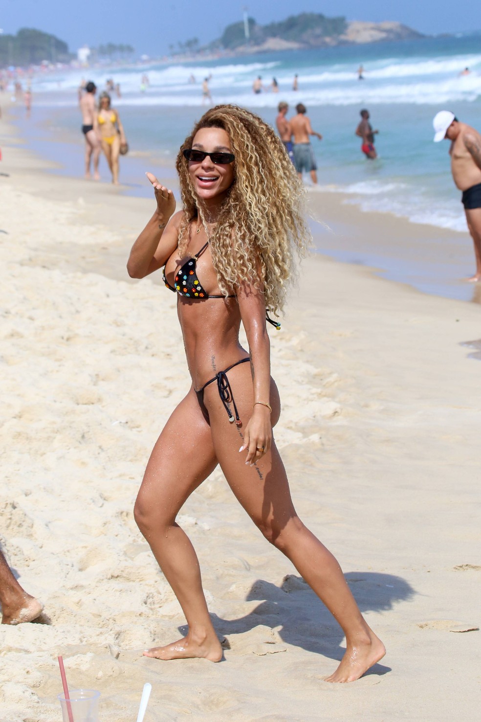 Brunna Gonçalves rouba a cena em dia de praia no Rio — Foto: JC PEREIRA/ AGNEWS