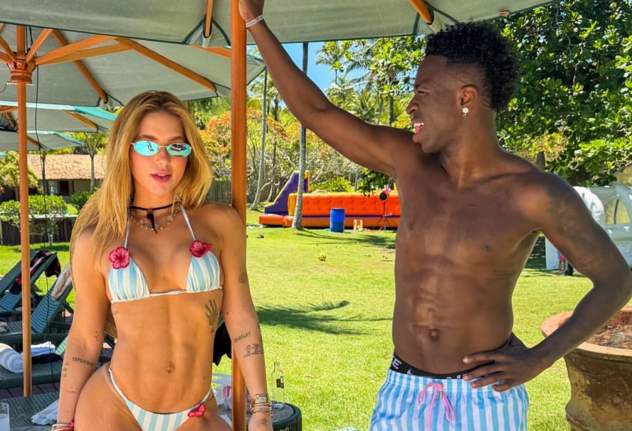 Clima de romance em Trancoso! Virginia agita web com beijão em Vini Jr. e brinca: 'Sexta difícil por cá'