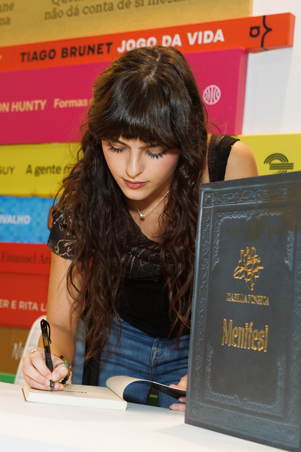 Isabella Fonseca, filha de Flávia Fonseca e Luciano Camargo, participa de tarde de autógrafos na Bienal — Foto: Divulgação/Caldi Comunicação