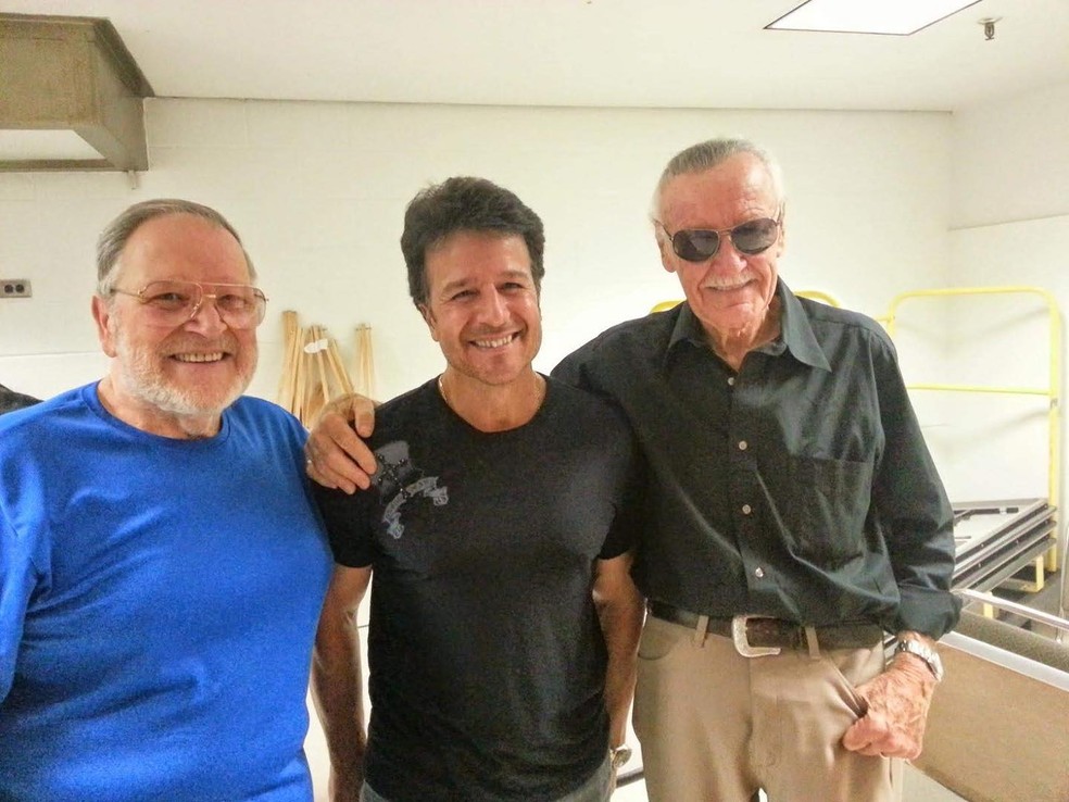 John Romita Sr. com o filho, John Romita Jr. e Stan Lee — Foto: Reprodução / Instagram