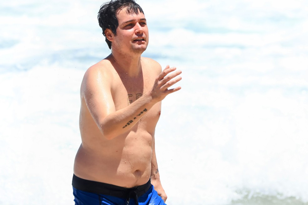 Galã nos anos 2000, Felipe Dylon curte dia de praia no Rio de Janeiro