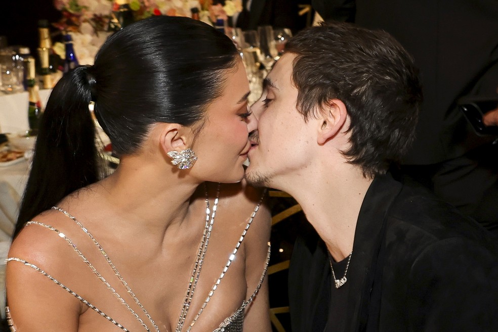 Kylie Jenner e Timothée Chalamet no Globo de Ouro 2026 — Foto: Getty Images