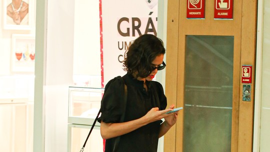 Bruna Marquezine passeia em shopping do Rio com bolsa de grife
