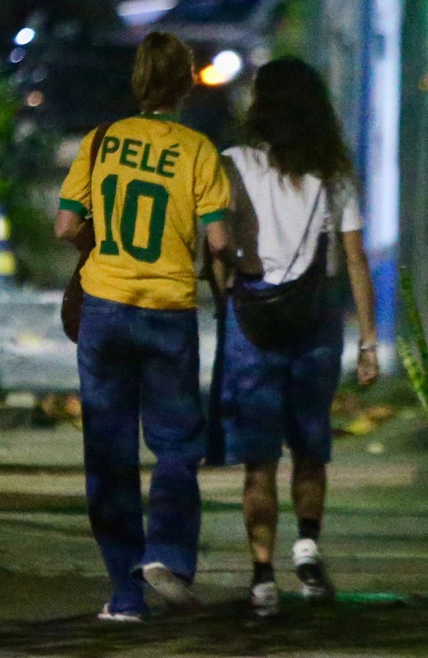 Nanda Costa deixa bar no Rio agarradinha com Emilie Rey após jogo do Brasil