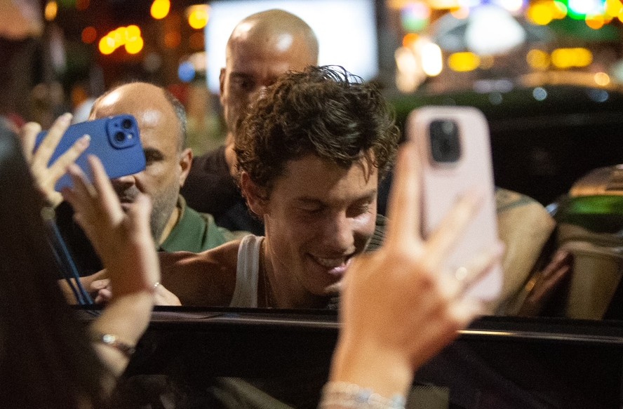 Shawn Mendes curte noite carioca e é tietado por fãs