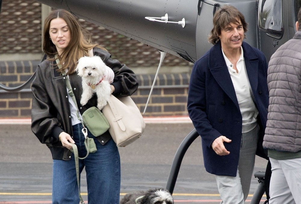 Tá rolando?! Tom Cruise e Ana de Armas voam de helicóptero com cachorrinhos