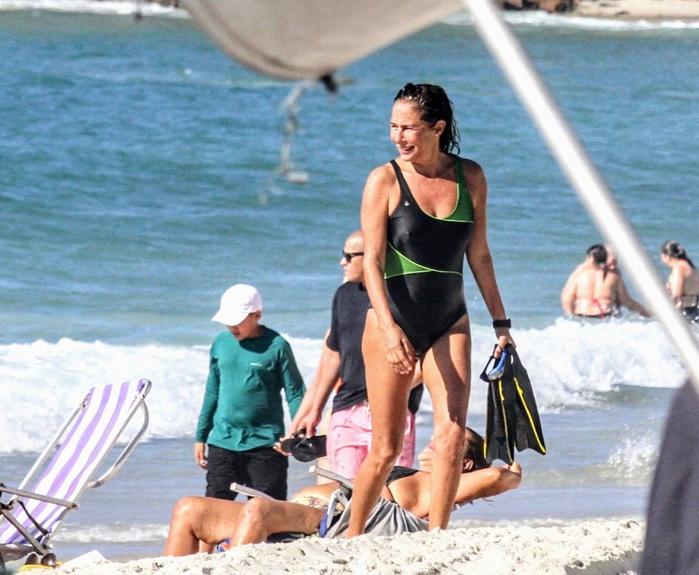 Sorridente, Andrea Beltrão é clicada nadando na praia do Rio de Janeiro — Foto: Dan Delmiro / agnews