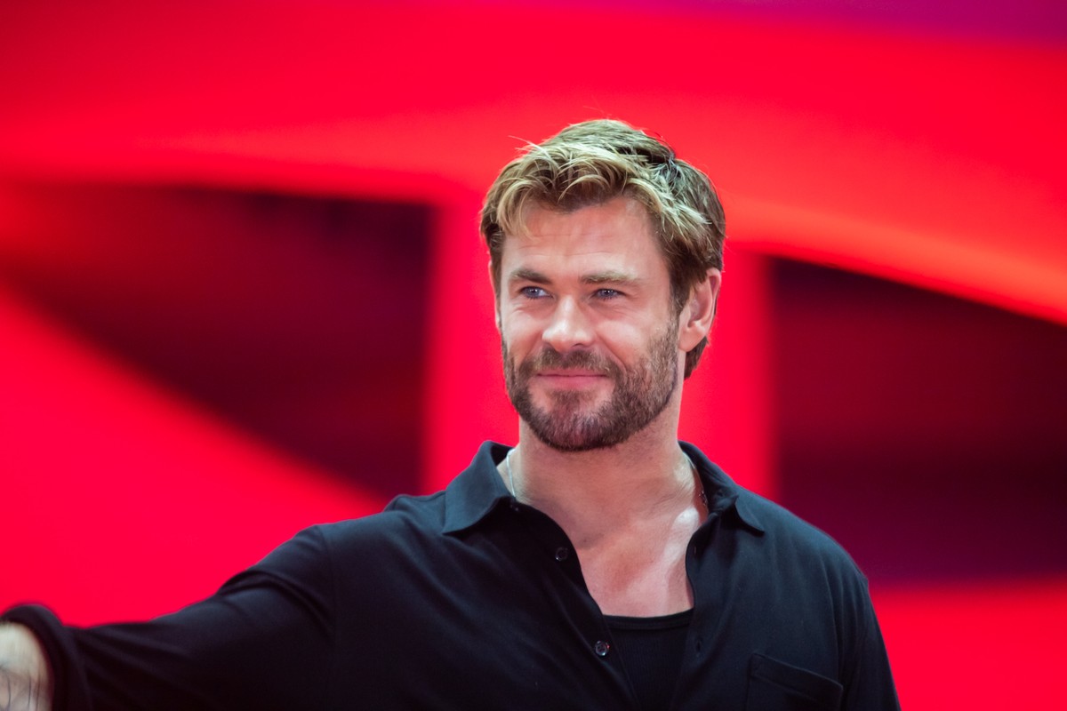 Thor da fiel? Apresentador presenteia Chris Hemsworth com camisa do  Corinthians; veja
