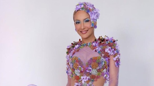 Claudia Leitte usa look florido para último dia do bloco Largadinho em Salvador