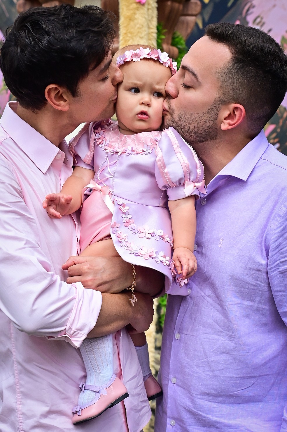 Lucas Bley e Lucas Rangel com Mia — Foto: Leo Franco / AgNews